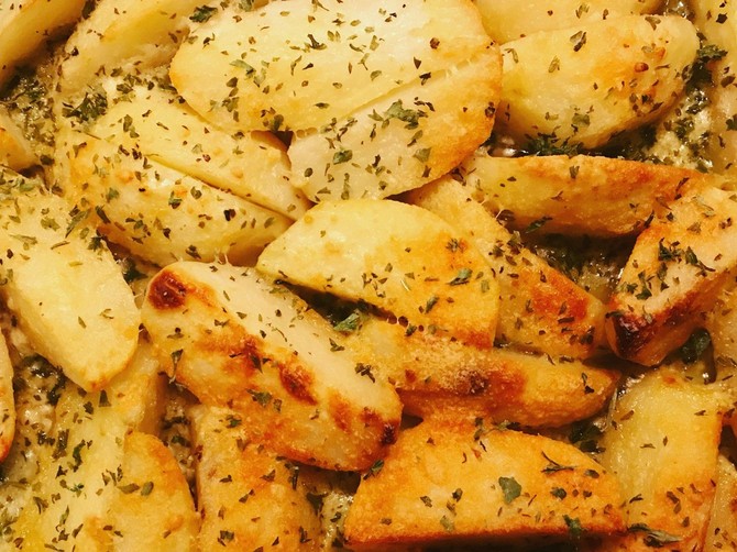 Recept za hrskavi, grčki krompir sa limunom i maslinovim uljem 