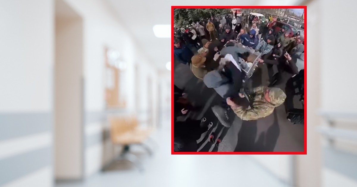 Szokujące sceny przed ukraińskim szpitalem. Tak potraktowano dyrektora [NAGRANIE]