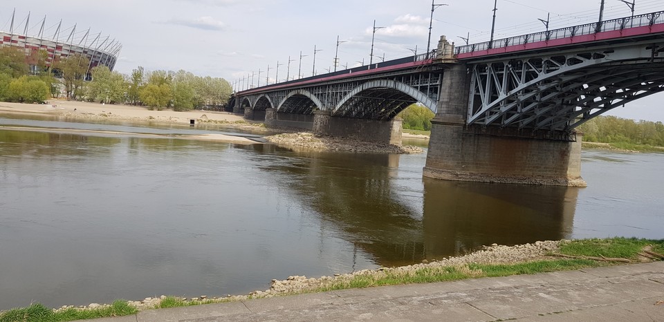 Coraz niższy stan Wisły w Warszawie