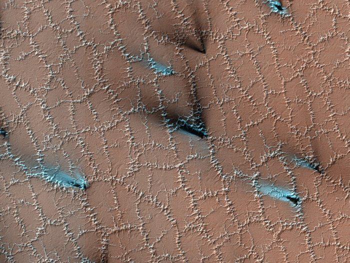 Struktury na Marsie uchwycone z orbity