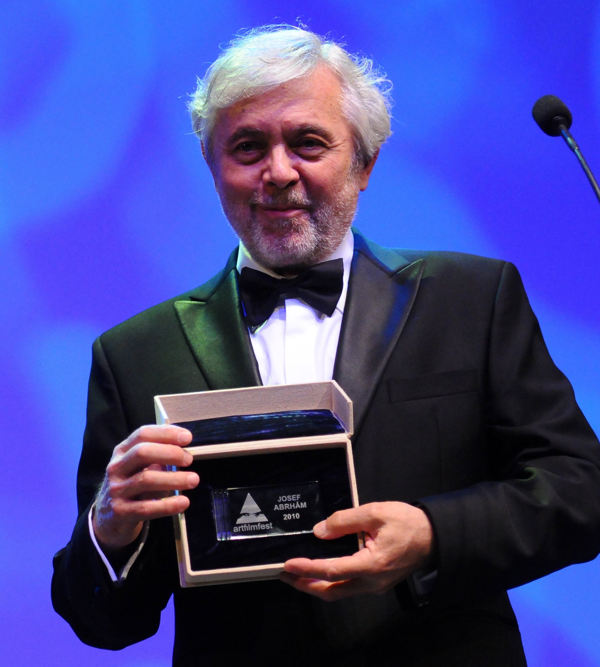 Český herec Josef Abrhám si preberá ocenenie Hercova misia na slávnostnom otvorení 18. ročníka medzinárodného filmového festivalu Art Film Fest 18. júna v Trenčíne. 