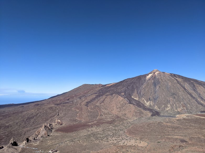 Park Narodowy Teide. Alto de Guajara 2718 m n.p.m. Widok na wulkan Teide, Pico Viejo oraz La Palmę z wyraźnie odznaczającą się chmurą pyłów z wulkanu Cumbre Vieja. Październik 2021.