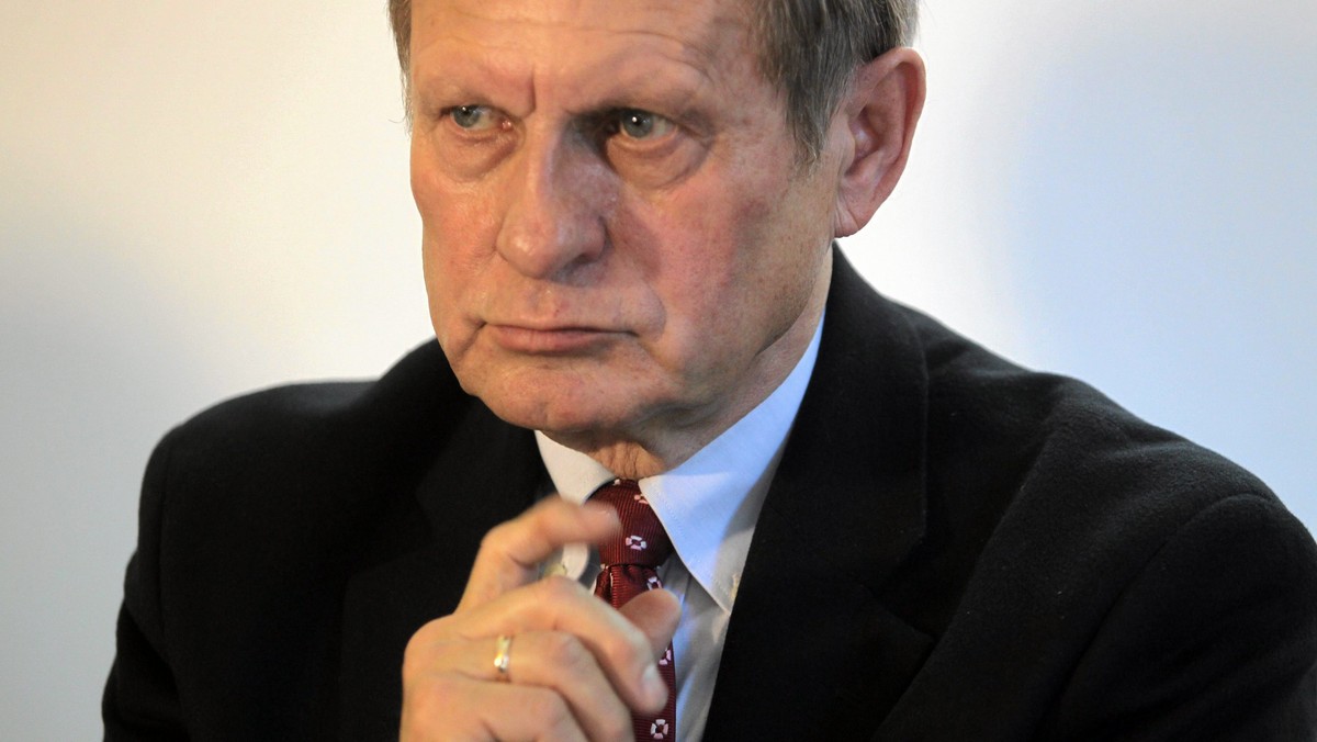 Prof. Leszek Balcerowicz jest zdania, że w sprawie Stanisława Piotrowicza "kluczowa będzie decyzja Jarosława Kaczyńskiego". - Jak postąpi Kaczyński wobec ewidentnego kłamstwa? - pytał były wicepremier w TVN24. Zdaniem gościa "Kropki nad i" ludzie na szczytach władzy w PiS "nie mają skrupułów" i są "fanatykami".