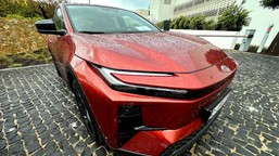 nowa toyota wjeżdża do polski. jest ładna, szybka i wygodna. ile kosztuje?