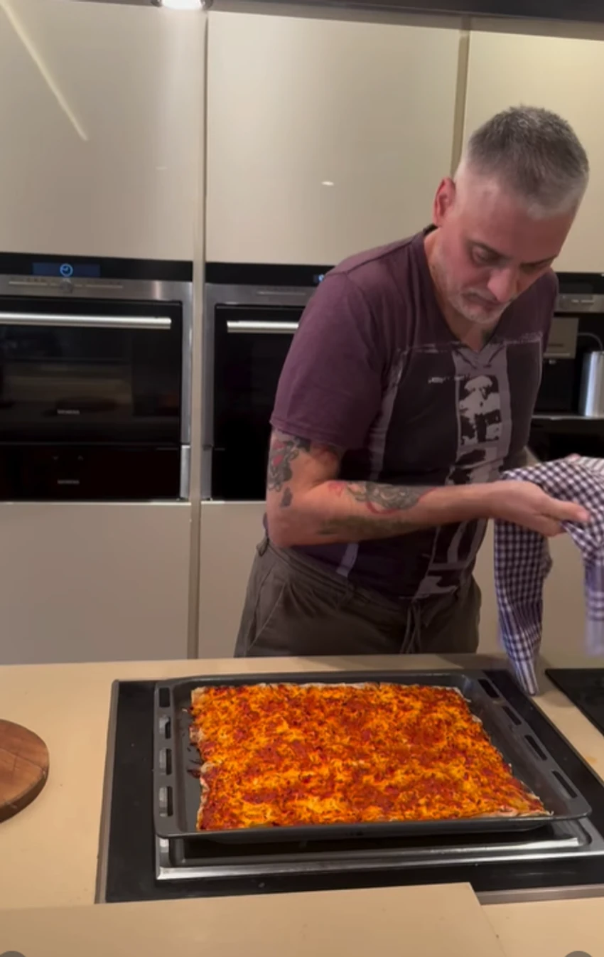 Čeda Jovanović sprema krompirušu sebi i Aci