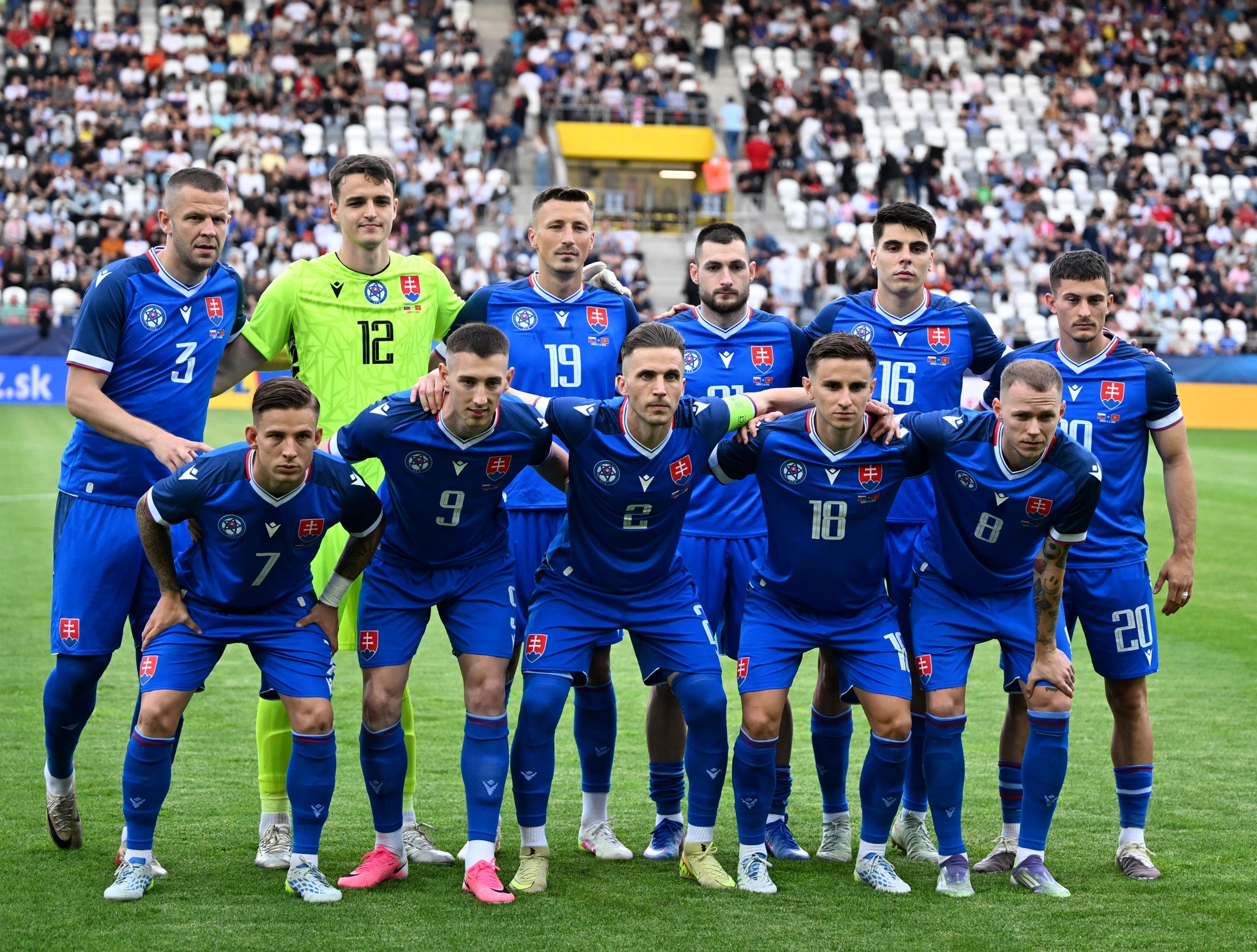 Hráči základnej jedenástky slovenskej futbalovej reprezentácie pózujú pred prípravným zápasom Slovensko - Čierna Hora. 