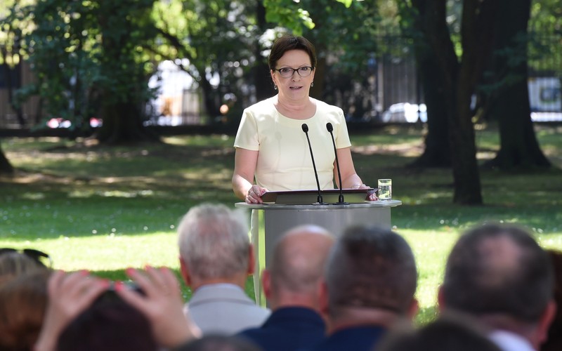 <b>Dalsza walka ze śmieciówkami </b>
<br>
<br>
Jednak szczegółowy program PO ma być gotowy dopiero na początku września. Opracować ma go specjalny zespół powołany w czerwcu: za podatki i gospodarkę będzie odpowiadał Janusz Lewandowski, samorząd i politykę miejską - Hanna Zdanowska, nad sprawami wsi ma czuwać Marek Sowa, marszałek województwa małopolskiego, a nad szkolnictwem - Zofia Ławrynowicz. Program dla młodych ma koordynować Agnieszka Pomaska, sprawy UE - Rafał Trzaskowski. Za politykę senioralną ma odpowiadać Elżbieta Achinger, za służbę zdrowia - Marian Zembala, a za bezpieczeństwo - Tomasz Siemoniak.
<br>
<br>
Wiadomo, że w programie znajdzie się na pewno pomysł powstania budżetów obywatelskich na każdym szczeblu samorządu, postulat wzrostu płacy minimalnej oraz znowu dalsza walka z umowami śmieciowymi - jak <a  href=