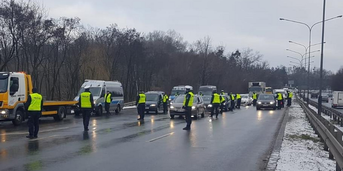 Pan Wojciech nie zdążył na pogrzeb siostry. Wszystko przez akcję policji