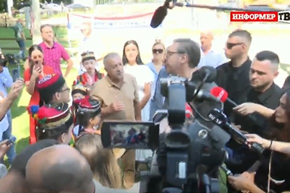 VUČIĆ STIGAO U JANJSKE OTOKE Sa Dodikom obilazi Republiku Srpsku: Dočekan hlebom i solju