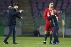 Kibic wbiegł na boisko i... ucałował Cristiano Ronaldo. Całus osłodził mu gorycz porażki?
