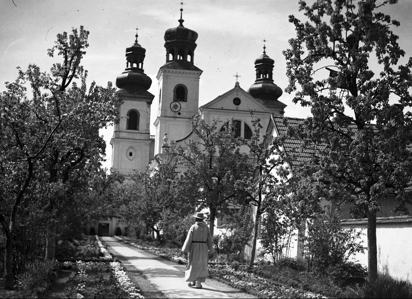 Widok zewnętrzny klasztoru i kościoła.