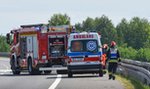 Koszmarny wypadek pod Gubinem. Bus z potężną siłą uderzył w drzewo. Nie żyją dwie osoby 