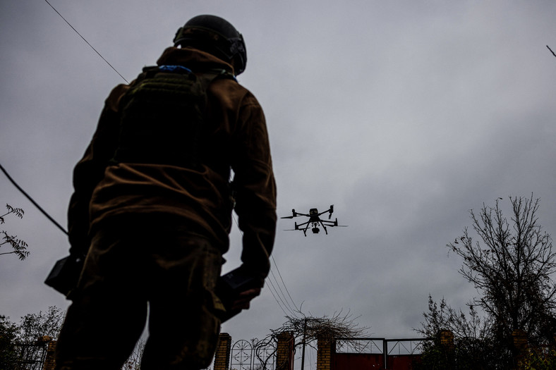 Ukraiński żołnierz uruchamia drona we wschodniej części Ukrainy w obwodzie donieckim, 30 października 2022 r.