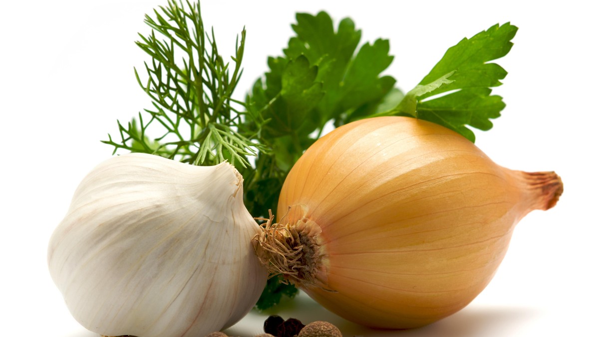 Aromatic herbs, onions, garlic and pepper