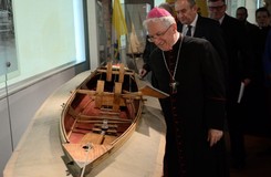 Nuncjusz apostolski odsłonił w warszawskim muzeum relikwię - kajak św. Jana Pawła II