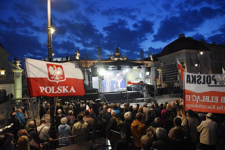 Obchody 7. rocznicy katastrofy smoleńskiej - zebrani na Krakowskim Przedmieściu, przed Pałacem Prezydenckim oglądają na telebimie transmisję z mszy św. odprawionej w intencji ofiar katastrofy