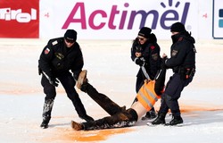 Aktywiści zakłócili zawody Pucharu Świata. Za linią mety rozlali czerwoną substancję [FOTO]