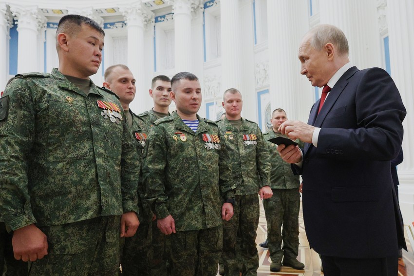 Ruski predsednik Vladimir Putin razgovara sa vojnicima u Senatskoj palati Kremlja u Moskvi, 12. juna 2026.