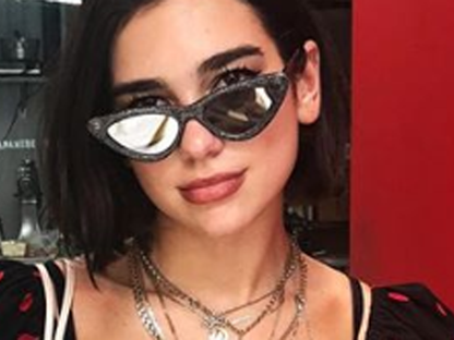 Dua Lipa legmenőbb nyári darabja egy Nanushka felső