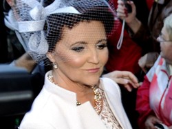 Modowa gafa? Jolanta Kwaśniewska przyćmiła ślubną stylizację Oli