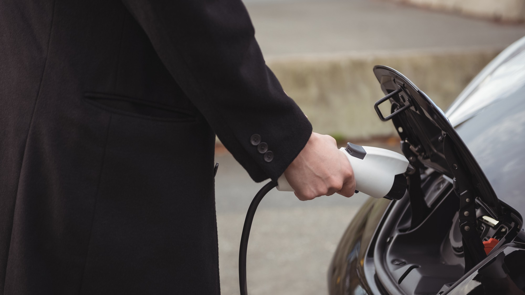 Môže majiteľ elektromobilu položiť nabíjací kábel od svojho auta na chodník? Rozhodnutie nemeckého súdu je prvé svojho druhu, stanovuje precedens.