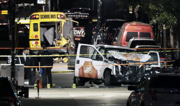 Terrorysta taranował furgonetką ludzi na Manhattanie, są ofiary. Sprawca krzyczał "Allahu akbar!"