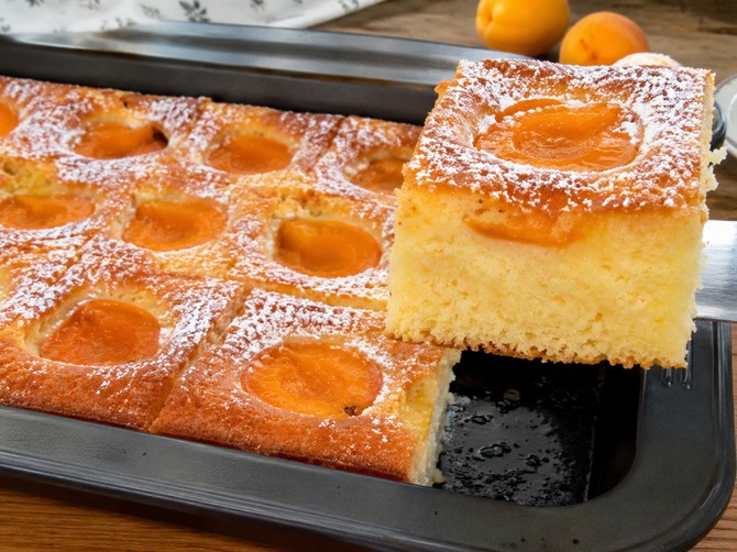 Pamuk kolač sa kajsijama: Recept za najmekši letnji kolač koji uspeva iz prvog puta