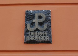 Są, ale jakby znikały... Jest petycja ws. renowacji tablic upamiętniających Powstanie Warszawskie