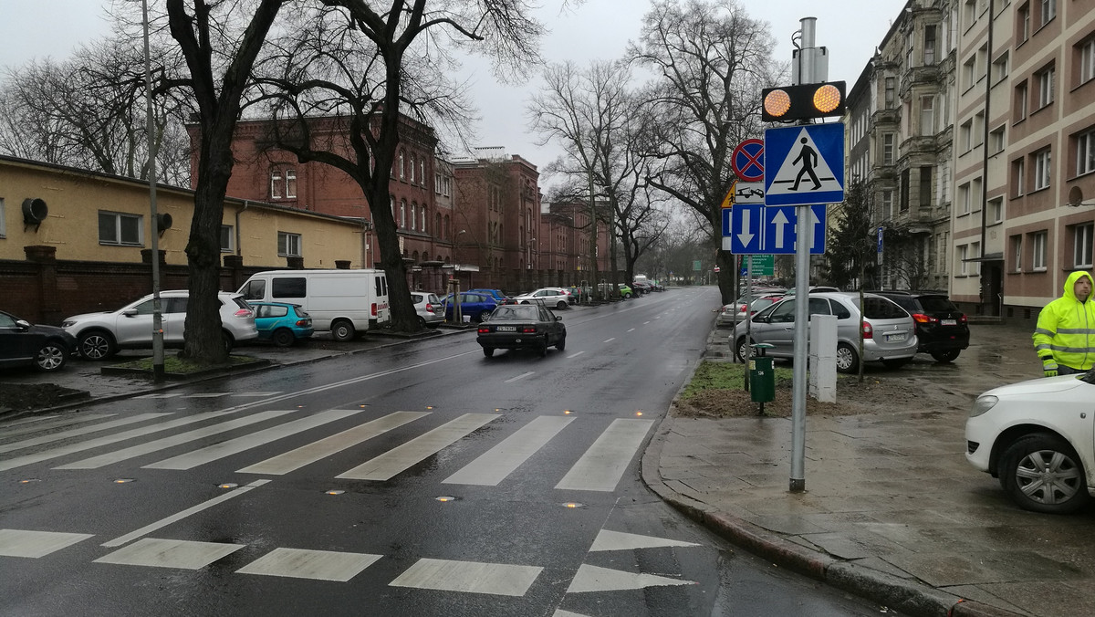 Nowoczesne oświetlenie w rejonie najbardziej niebezpiecznych przejść dla pieszych planuje zamontować szczeciński ZDiTM. Pierwsze pojawiły się już przy ul. Kopernika. "Kocie oczy" zapalają się, kiedy pieszy wejdzie na pasy.