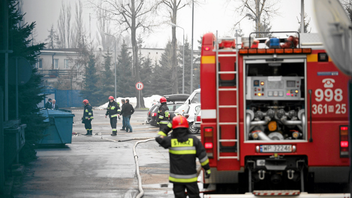 Trzy osoby zginęły a jedna została ciężko ranna w wypadku dwóch samochodów osobowych na drodze krajowej nr 51 z Olsztyna do Olsztynka. Droga jest całkowicie zablokowana. Policja zaleca objazd przez Ostródę.