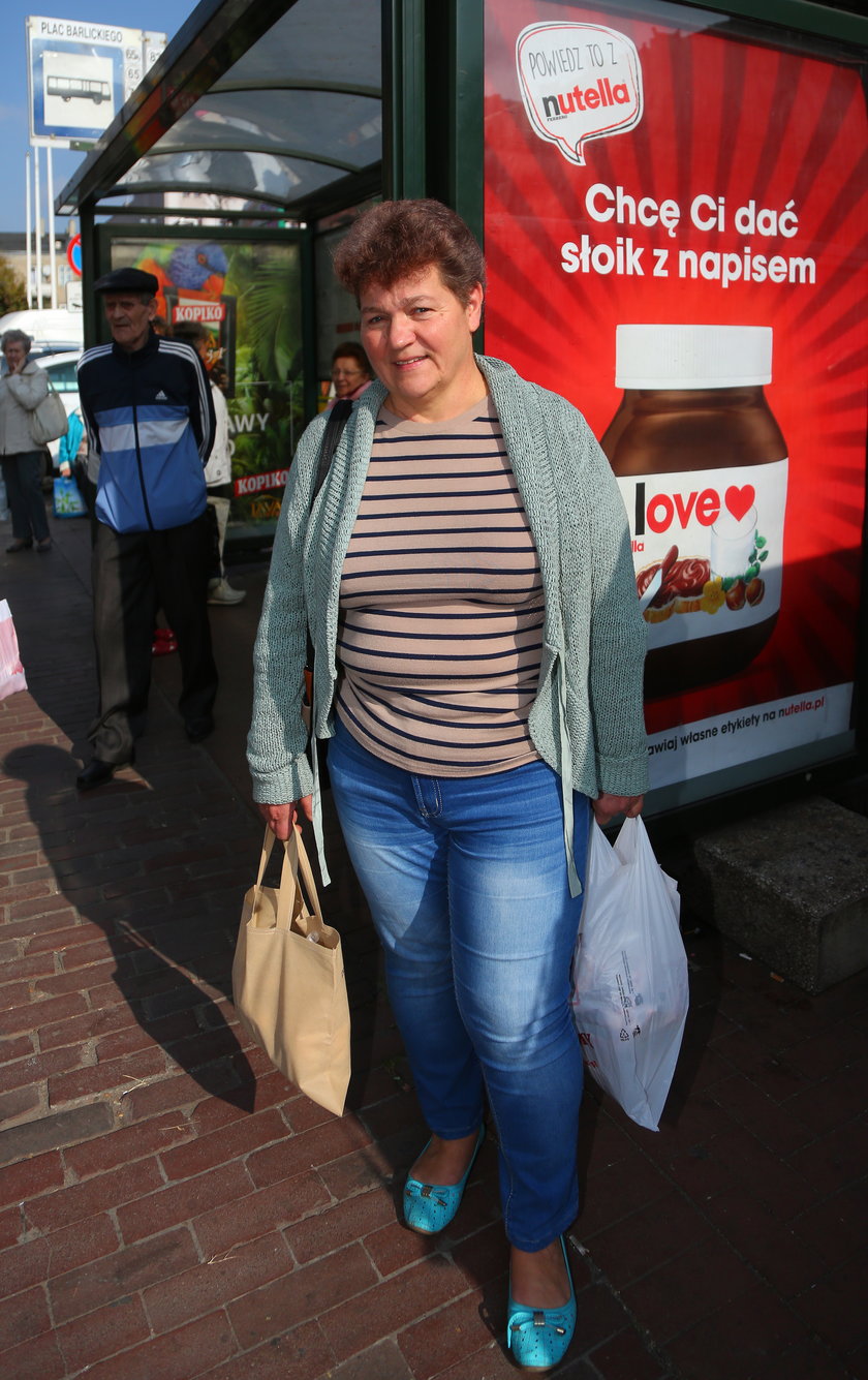 kobieta na przystanku autobusowym w Łodzi