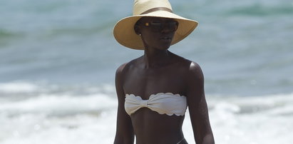 Lupita Nyong'o na plaży