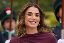 Najlepša KRALJICA sveta na svadbi veka nosi BOGOVSKU HALJINU: Izgleda 100 puta LEPŠE OD MLADE! Elegancija za sva vremena, i njena ĆERKA na visini zadatka