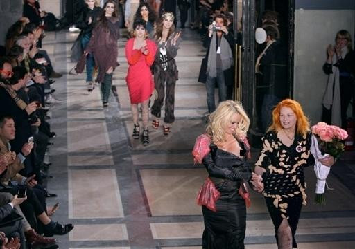 Pamela Anderson i jej wypadająca pierś na pokazie mody