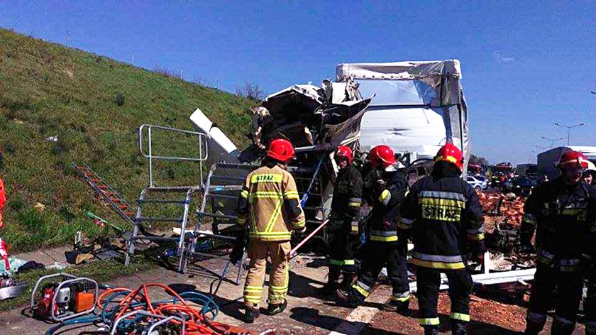 Groźny wypadek na A2! Kierowca TIRa uwięziony