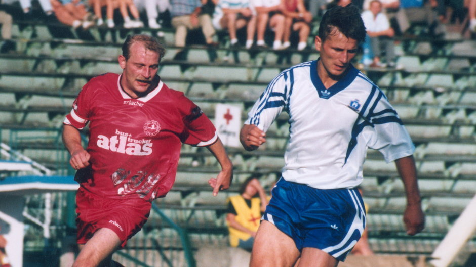 Przemysław Bereszyński (z prawej) walczy o piłkę z Bogusławem Cyganem w meczu Lecha Poznań ze Stalą Mielec
