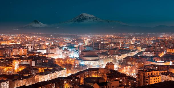 Erywań – nocna panorama miasta z górami Ararat w tle