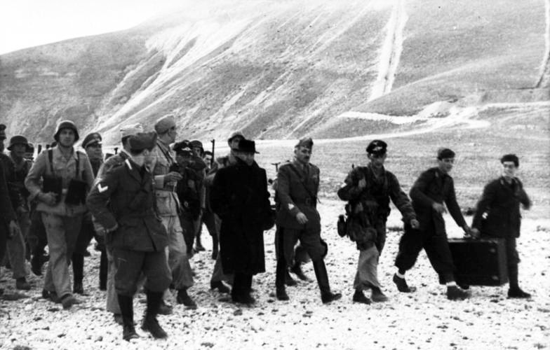 Mussolini ze spadochroniarzami po uwolnieniu