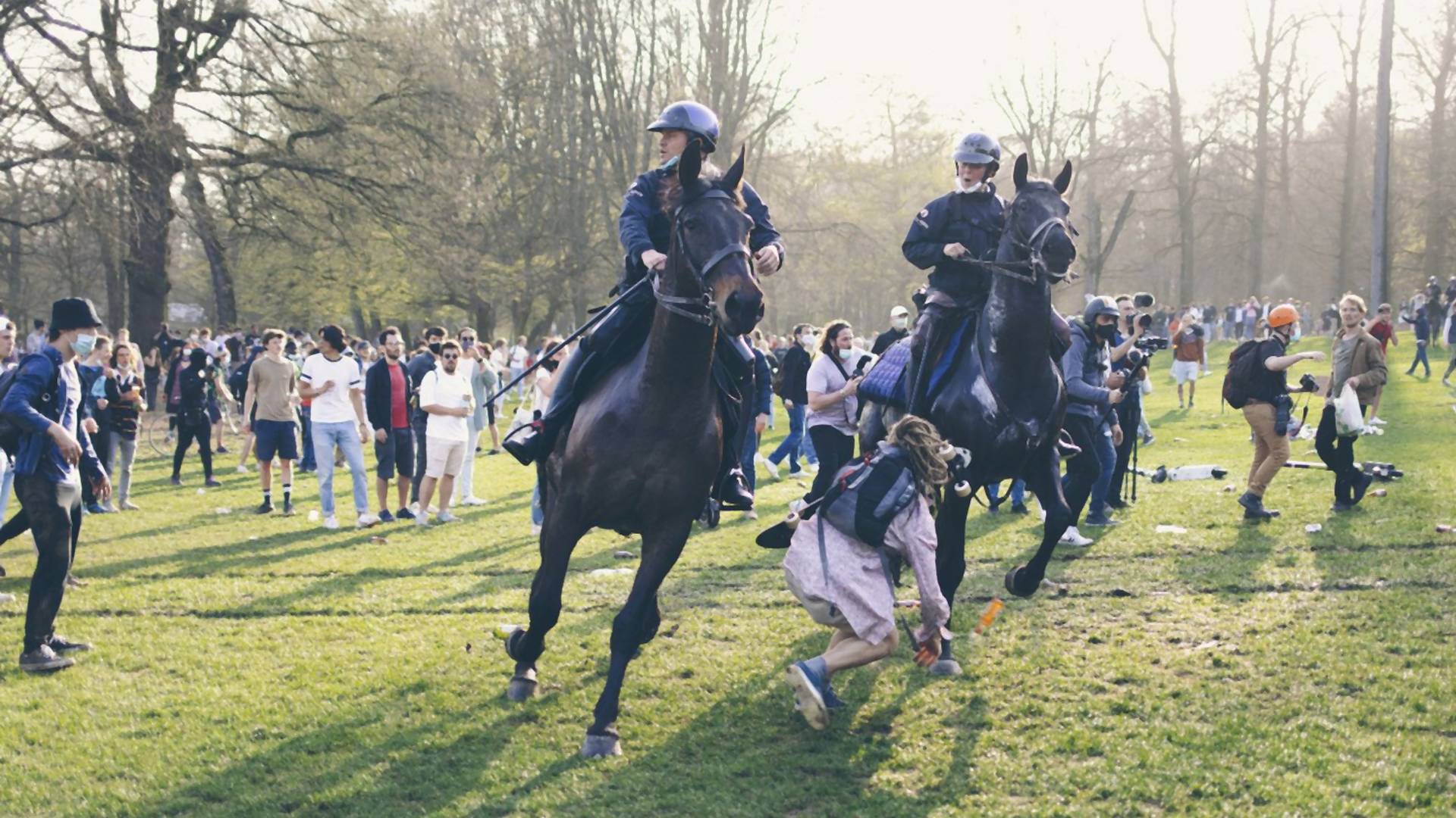Internetom kruži snimak belgijskog policajca koji konjem gazi tinejdžerku na kovid žurki u parku