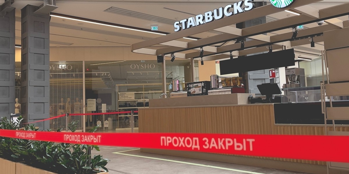 Zamknięta kawiarnia sieci Starbucks w Moskwie