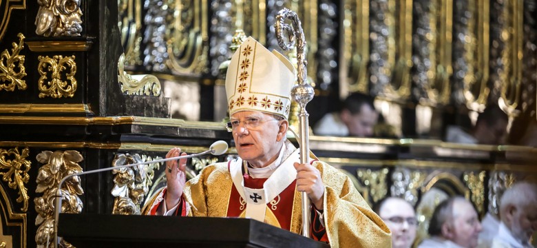 Rośnie liczba apostazji. Abp Jędraszewski apeluje o modlitwę za "walczących z Kościołem"