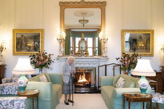 Jedno z ostatnich zdjęć Elżbiety II. Jeszcze na dwa dni przed śmiercią pełniła służbę, a w ramach królewskich obowiązków spotkała się z nowo wybraną premierką Wielkiej Brytanii Liz Truss. 6.09.2022 r.