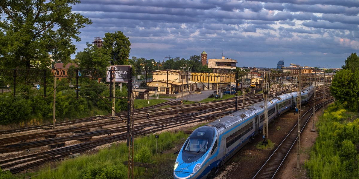 Minister infrastruktury Andrzej Adamczyk mówi, że po polskich torach jeżdżą już pociągi, które mogą rozwijać prędkości 250 km na godz., odpowiednio przygotowane są także tory