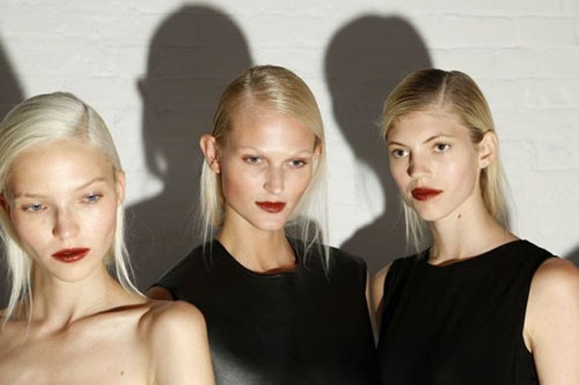 A modellek oldalra fésülték
