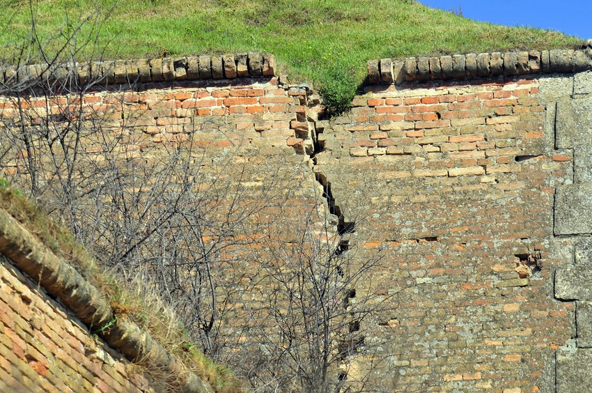 Sve veće pukotine na gornjem delu zida