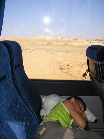 trudy podróży przespane w drodze do Kairu – za oknem pustynny krajobraz i żar lejący się z nieba