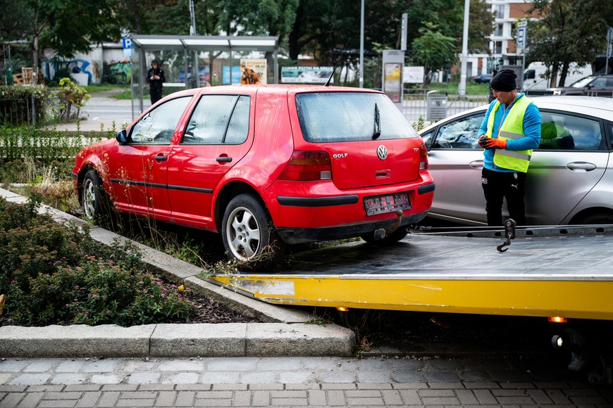 Kolejny wrak znika z ulicy