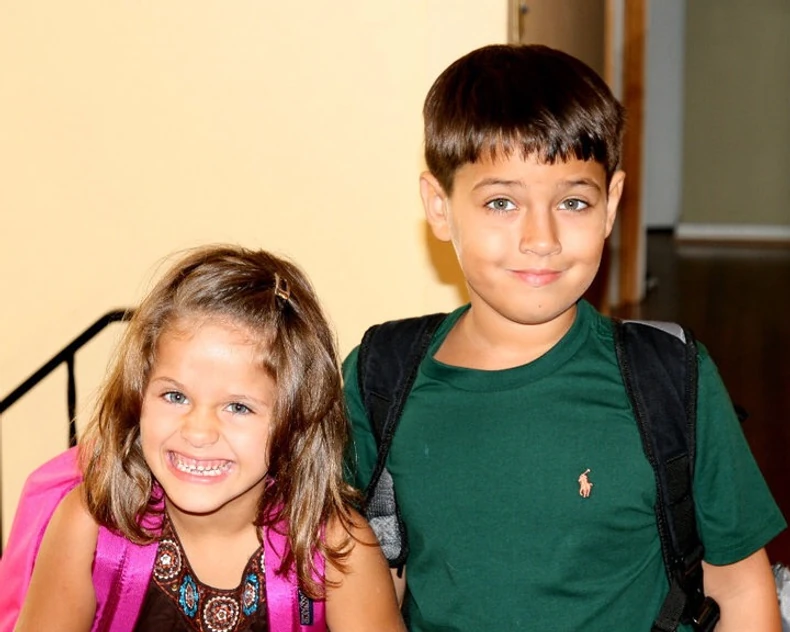 Sofija Kalvarezi sa starijim bratom, pre nekoliko godina