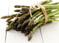 Nie przegap sezonu na SZPARAGI. Mają moc zdrowotnych zalet