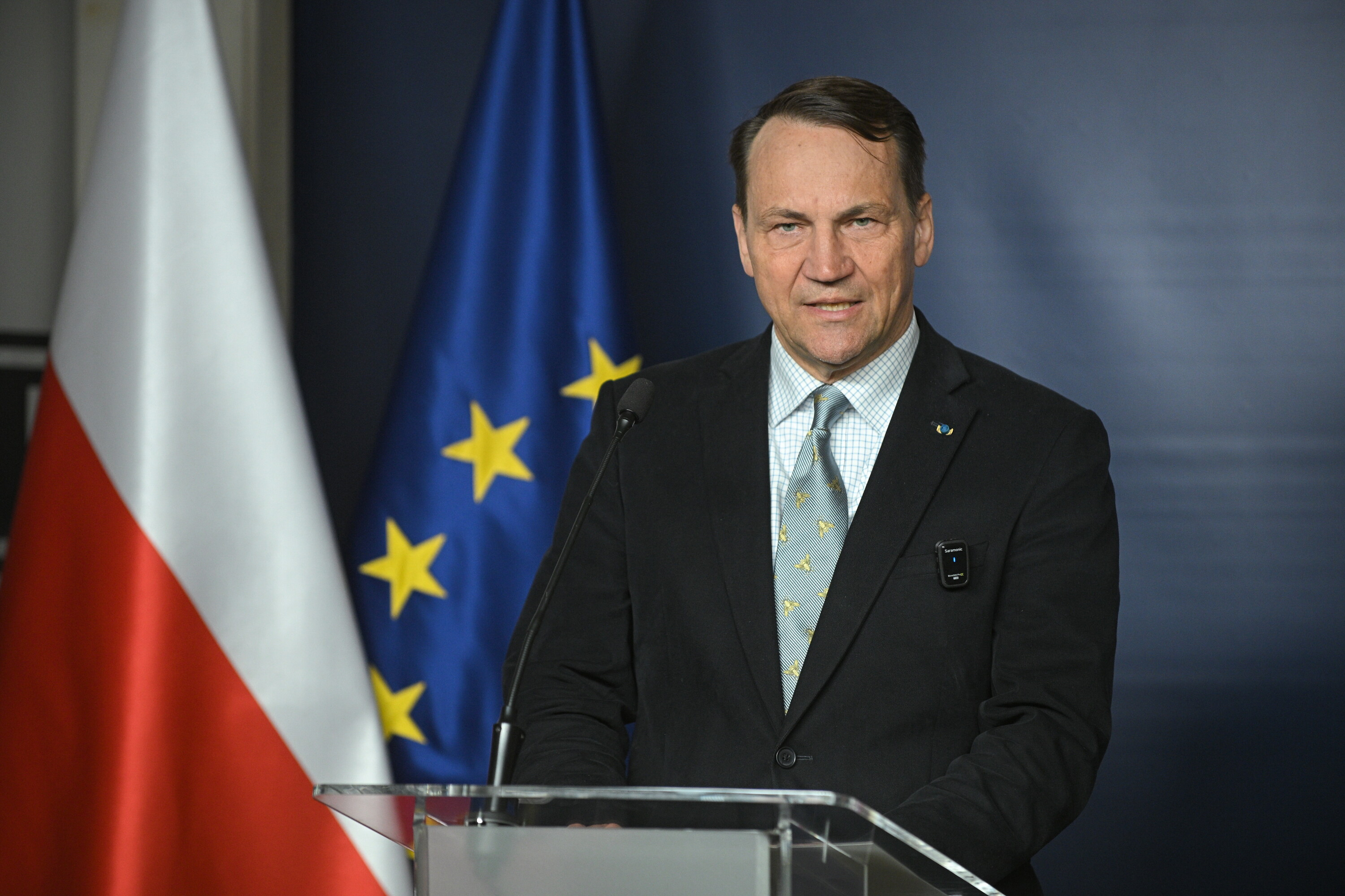 Sikorski ostro o PiS: wpuścili setki tysięcy migrantów